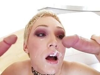 Блондинка с волосатой писткой трахается в МЖМ и получает сперму на лицо