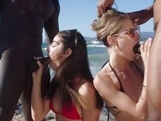 Негры сняли на пляже красавиц в бикини и оттрахали дома