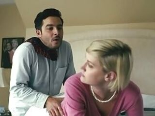 Сексуальные сцены с привлекательными артистками в комедийном фильме