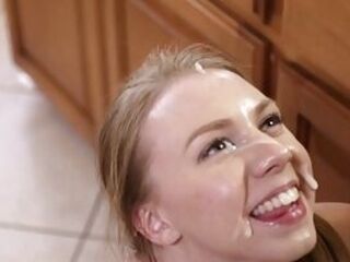 Кончил на лицо после порева на кухонном столе