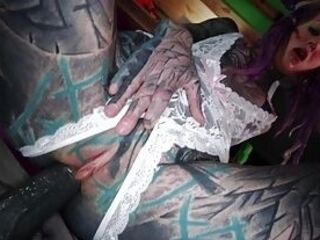 Раскрашенная шлюшка в татуировках берет в рот огромный хрен и седлает его