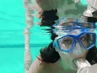 Подводный минет в бассейне выпросил у распутной красавицы