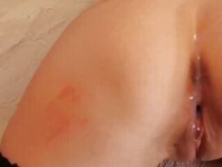 Выебал русскую подружку в домашнем видео и кончил на дырки